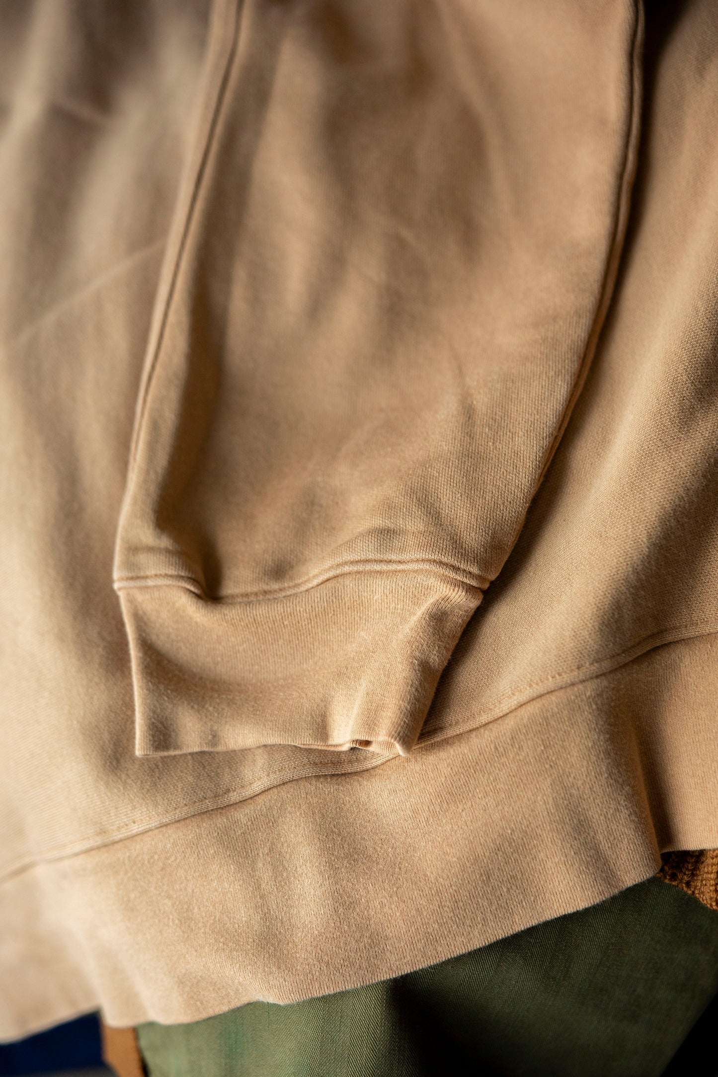 Pull avec zips latéraux