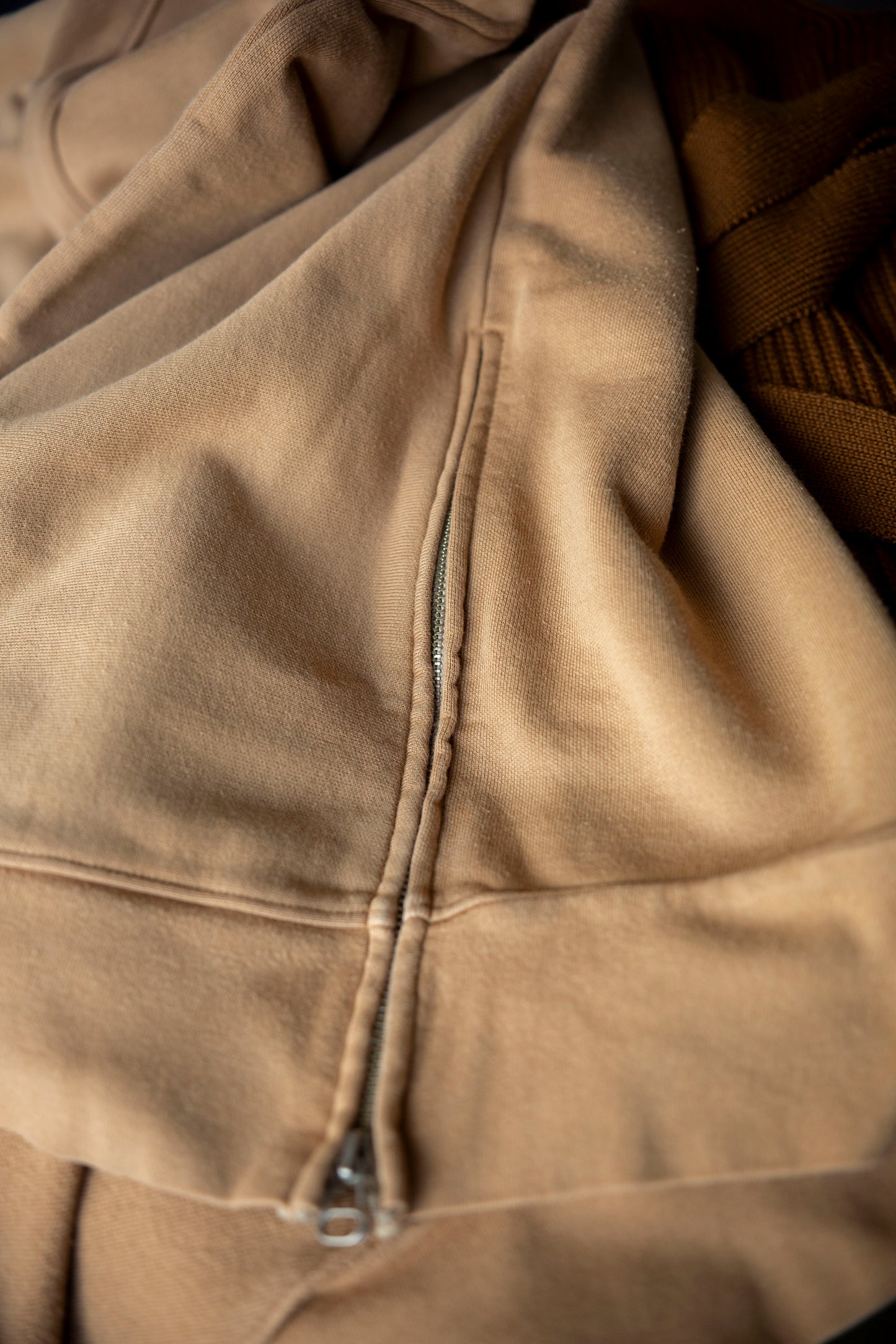 Pull avec zips latéraux