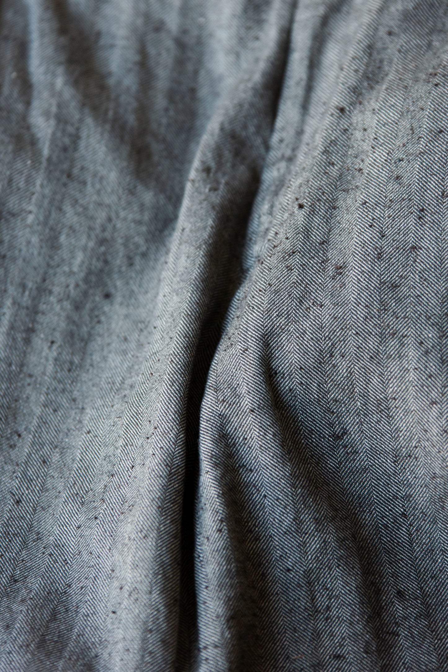Pantalon en lin et soie motif chevron "herringbone"