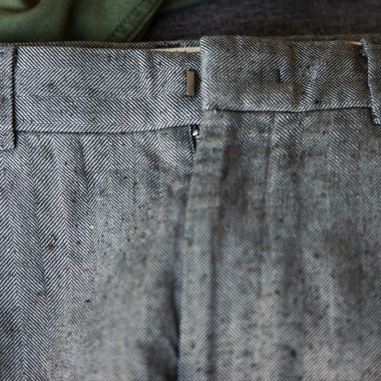 Pantalon en lin et soie motif chevron "herringbone"