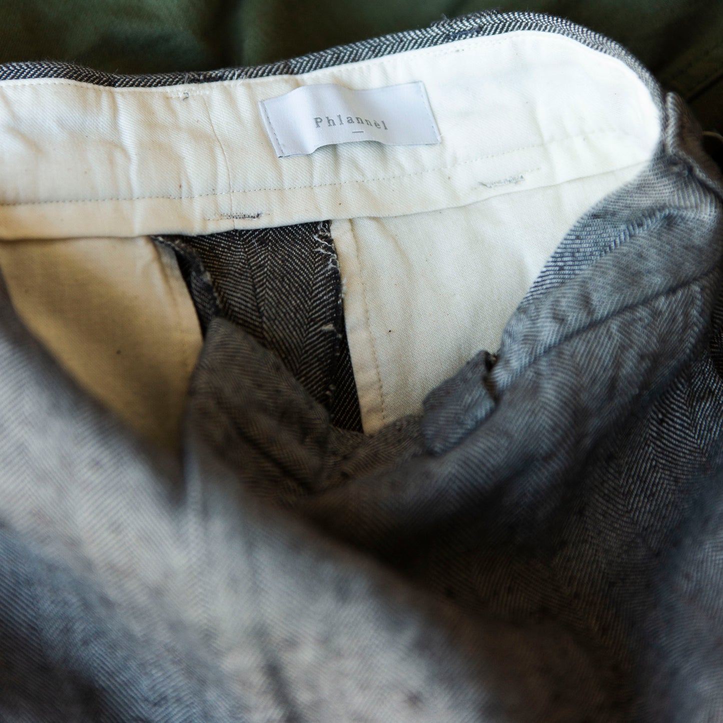 Pantalon en lin et soie motif chevron "herringbone"